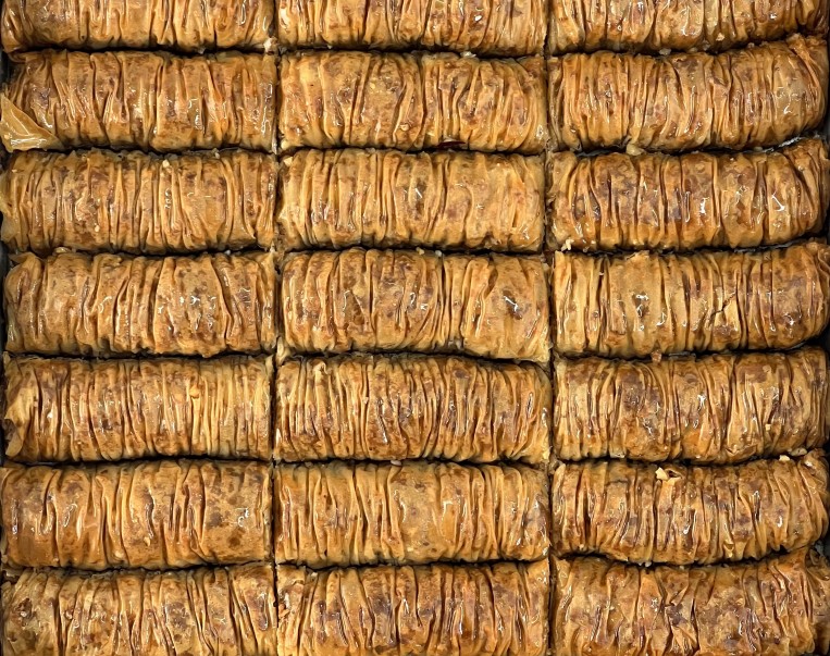 Σιροπιαστά Γλυκά, Σαραγλί με καρύδι, κανέλα και γαρύφαλλο