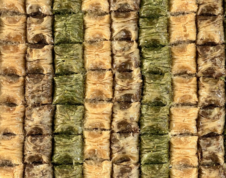 Σιροπιαστά Γλυκά, Τρίχρωμο φιογκάκι φυστίκι-φουντούκι-σοκολάτα