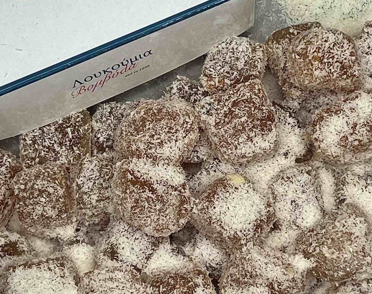 Λουκούμι με άρωμα Βανίλια και αμύγδαλο, πασπαλισμένο με Ινδική Καρύδα