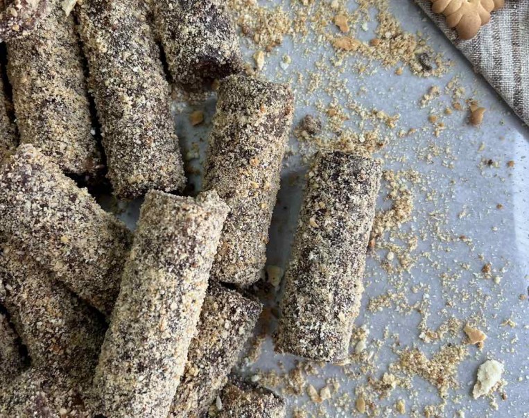 Πουράκι με γέμιση πραλίνας και επικάλυψη τριμμένου μπισκότου 500 γρ.