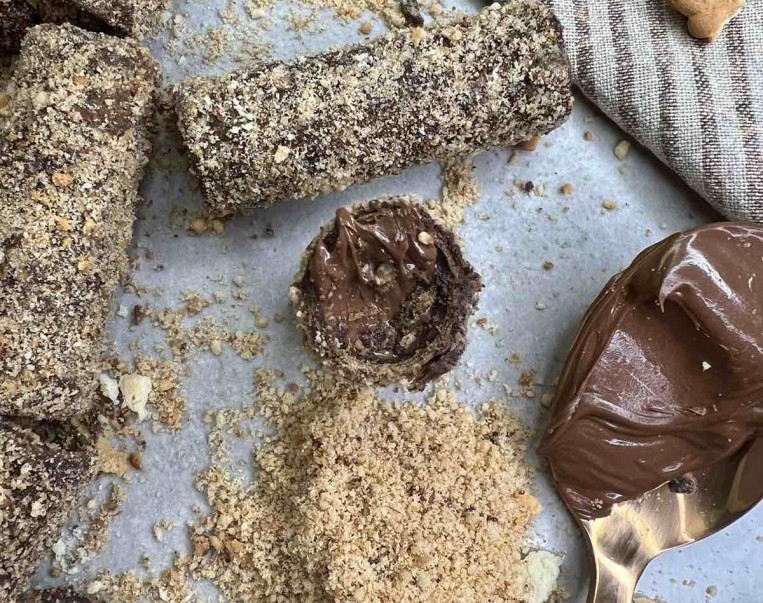 Πουράκι με γέμιση πραλίνας και επικάλυψη τριμμένου μπισκότου 500 γρ.